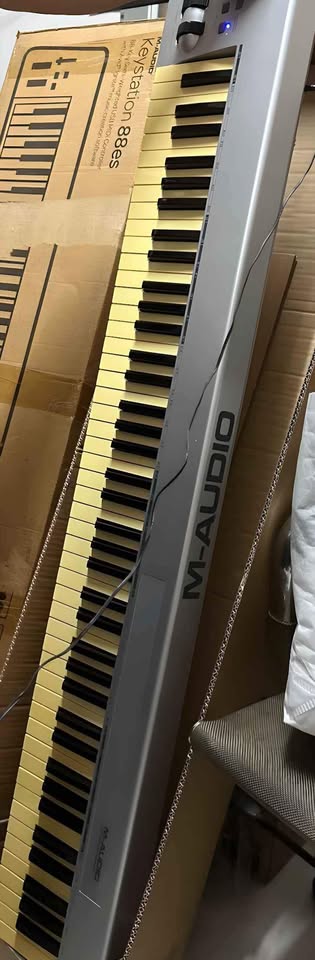 M-Audio Keystation 88es 88-Key Semi-Weighted USB MIDI Controller Keyboard for music production, MIDI recording and virtual instruments